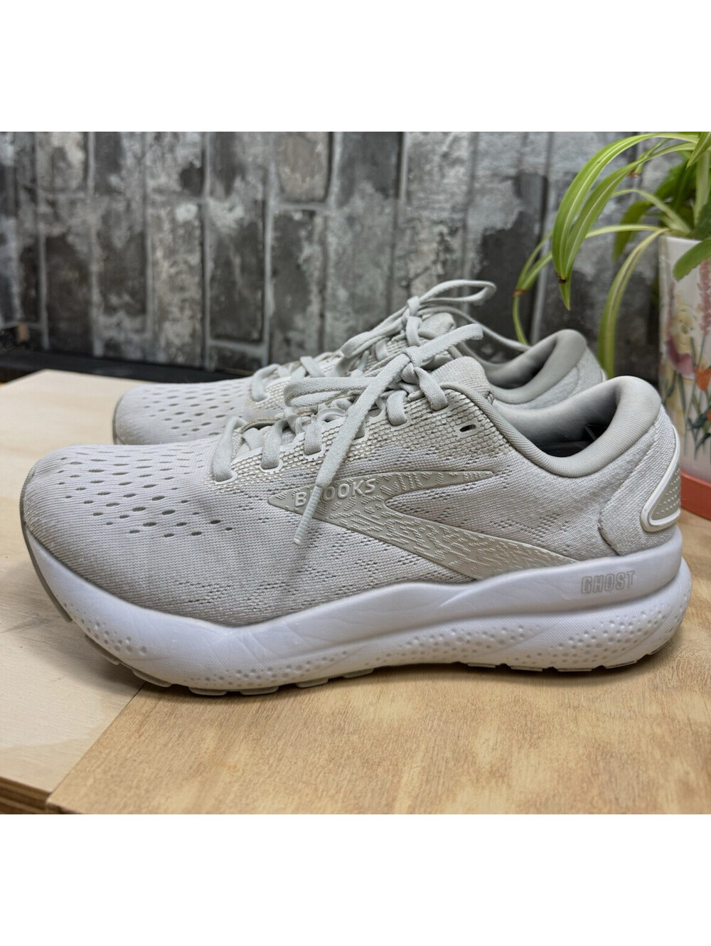 Brooks Ghost Gray/White Solid Low Top Lace-Up Running Sneaker Mesh Upper